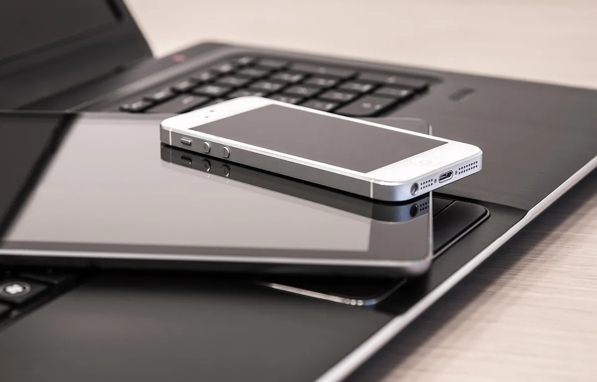 Ordinateur portable affichant un formulaire en ligne pour déclarer une activité