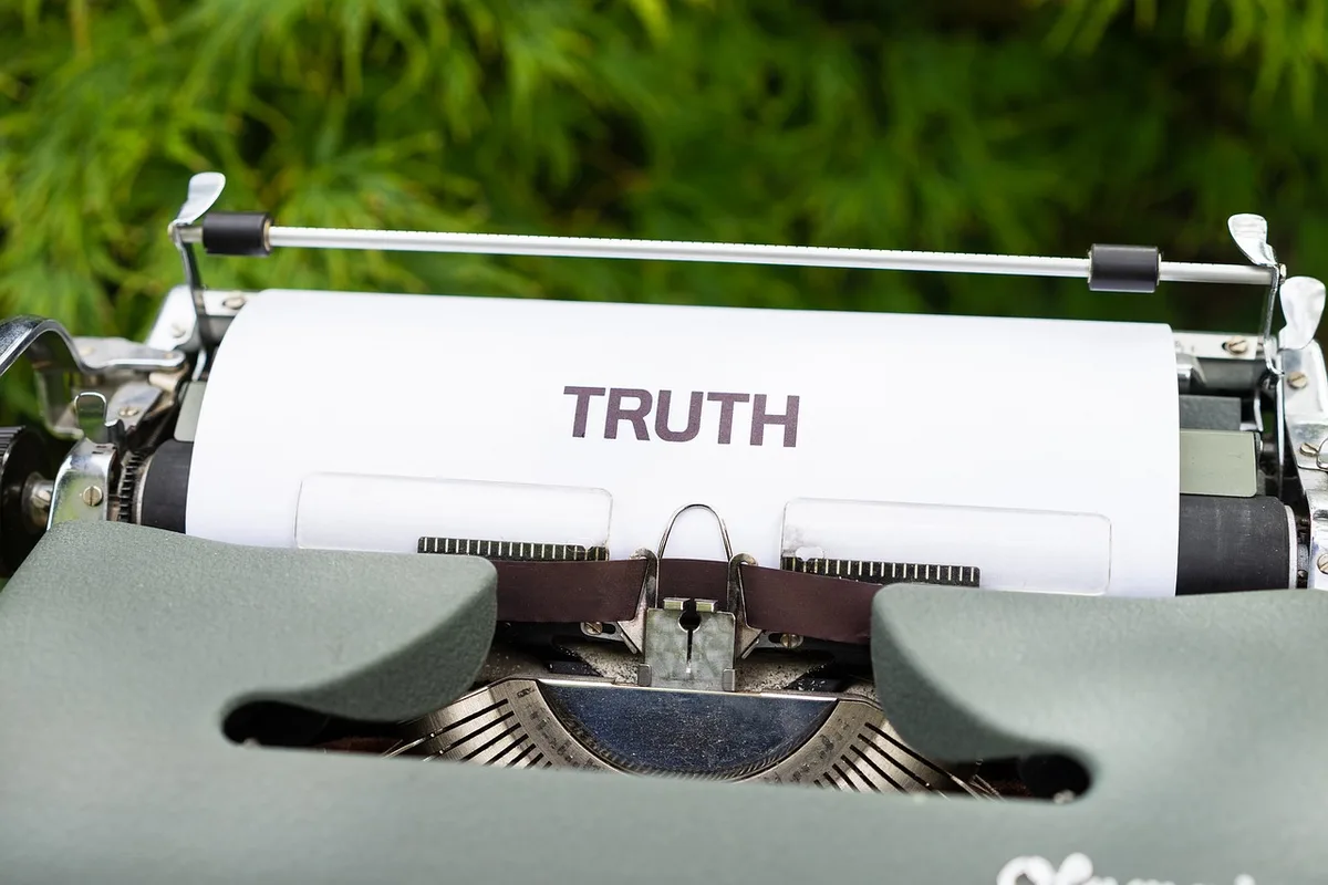 Rapports ESG et documents d'investissement sur un bureau en journée