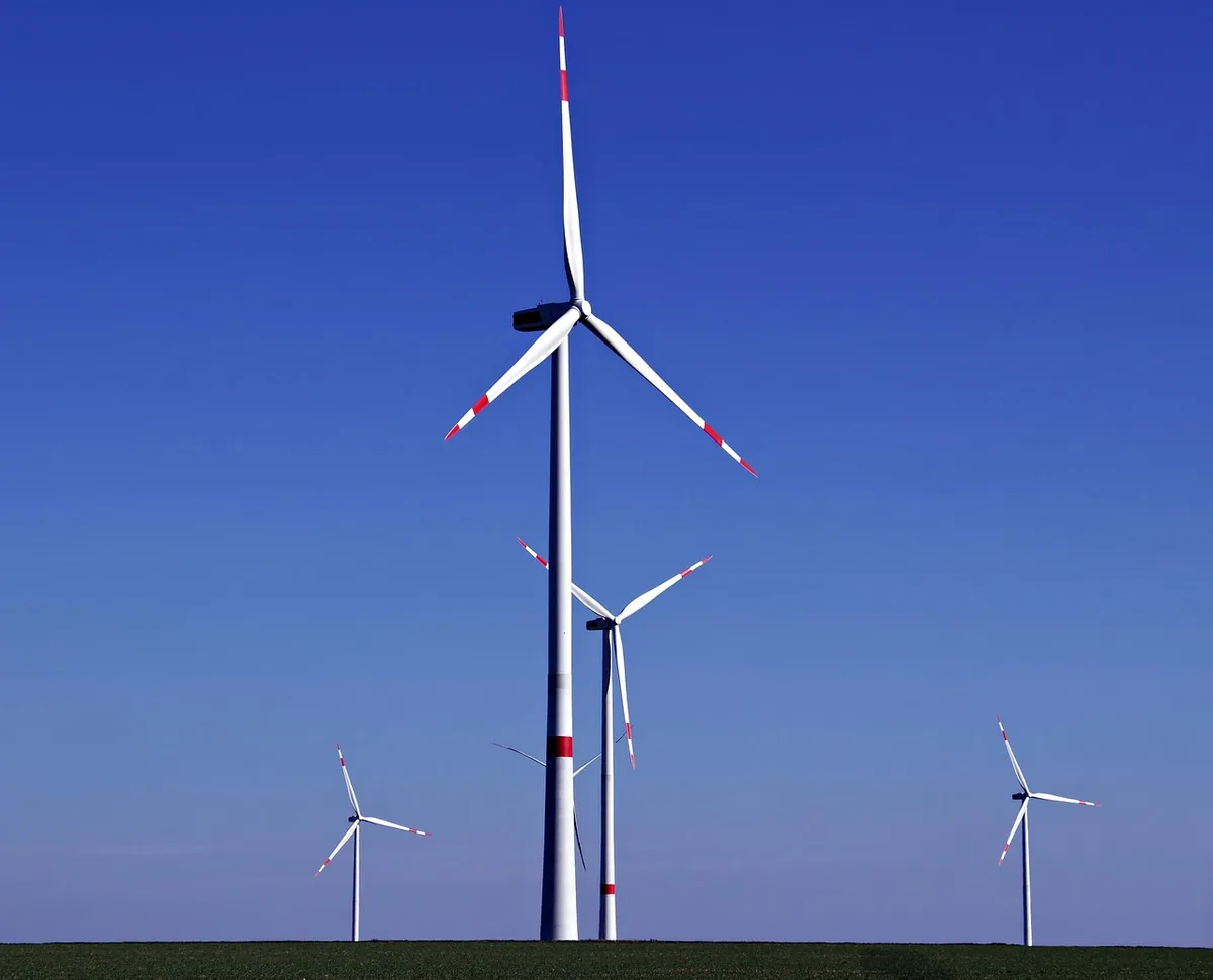Tableau et graphique illustrant investissements thématiques en énergies renouvelables
