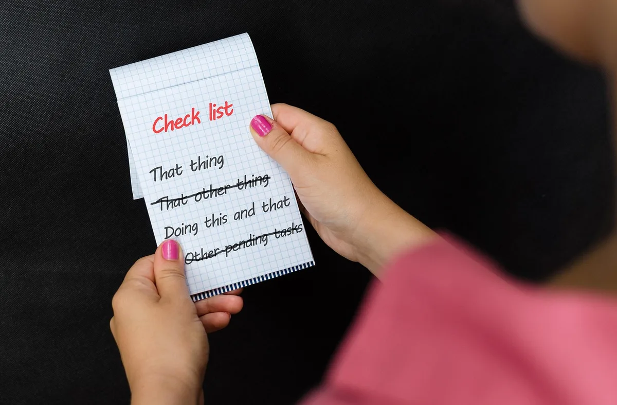 Checklist des critères financiers avec calculatrice sur une table éclairée