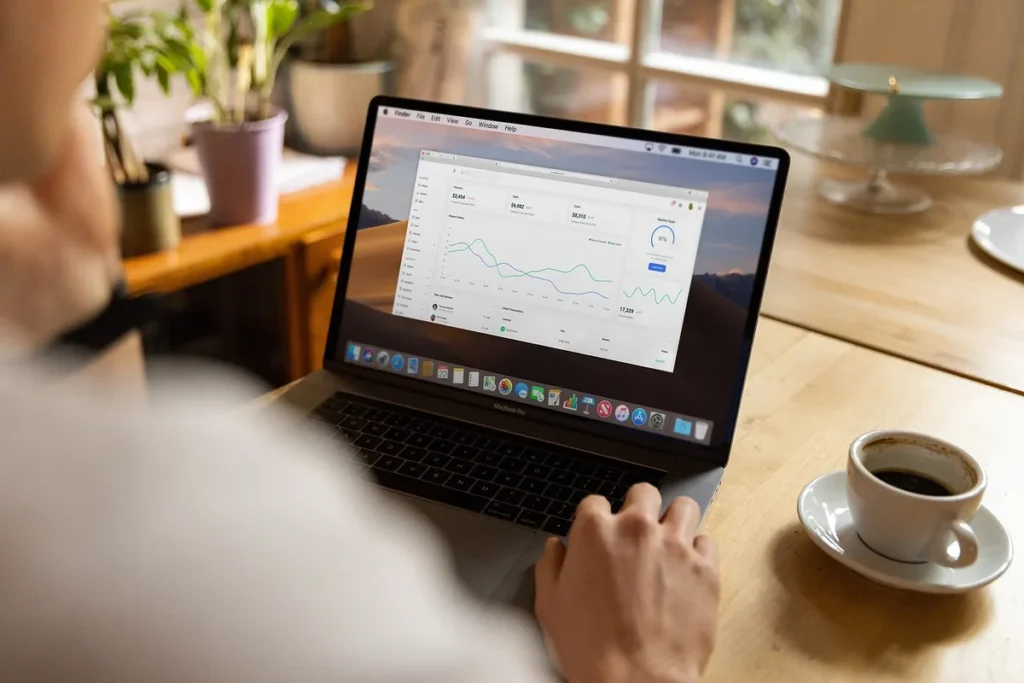 Bureau lumineux avec documents, calculatrice et ordinateur affichant graphiques