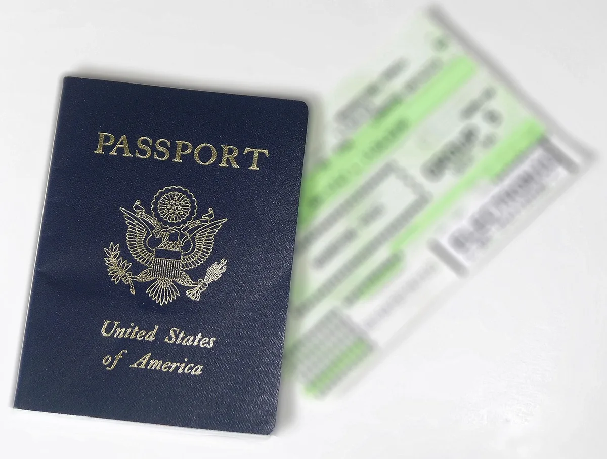 Bureau en journée avec documents, passeport et carte d'identité posés sur une table