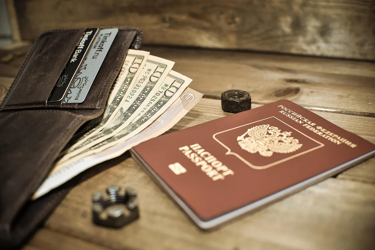 Personne en voyage utilisant une carte de paiement dans un aéroport