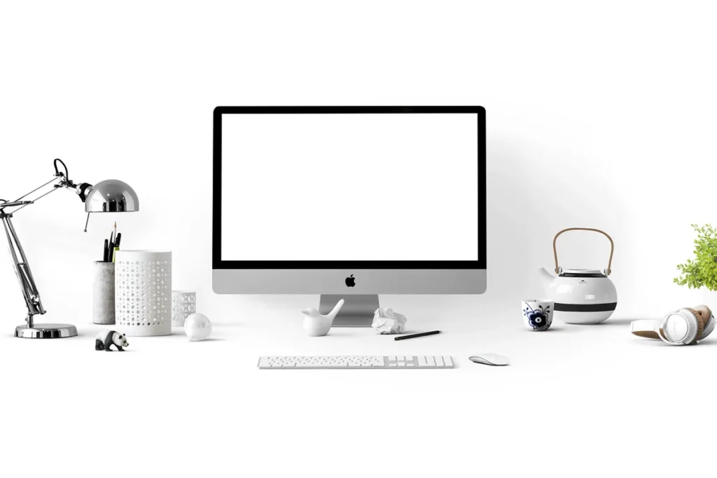 Bureau à domicile en plein jour avec smartphone affichant une application bancaire, ordinateur et documents