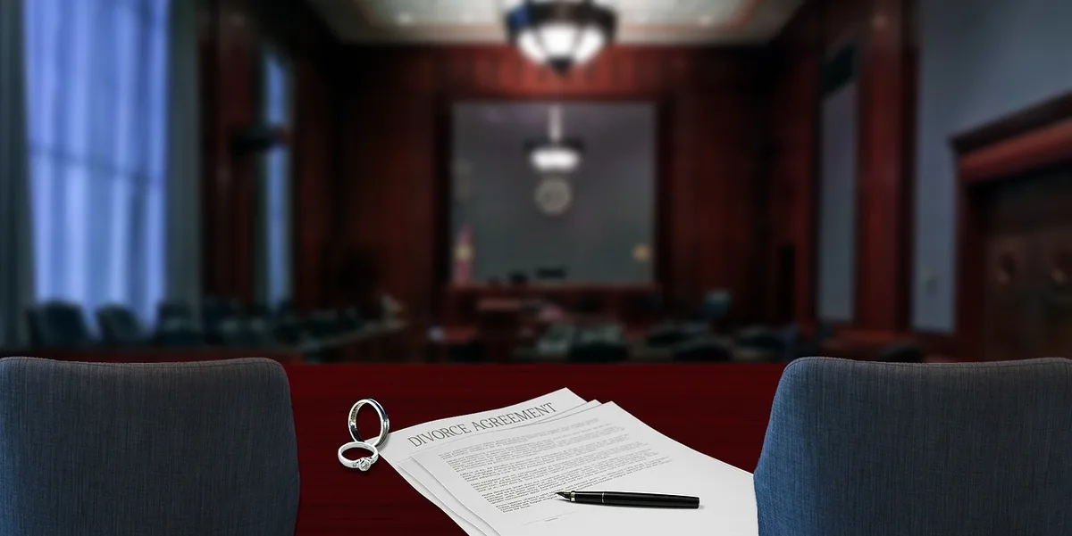 Documents juridiques et formulaire prêt à être déposés sur un bureau
