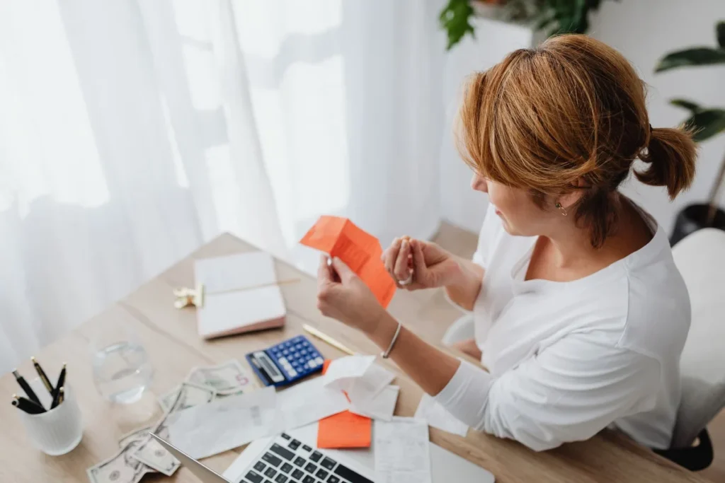 Bureau lumineux en journée avec ordinateur, papiers et calculatrice