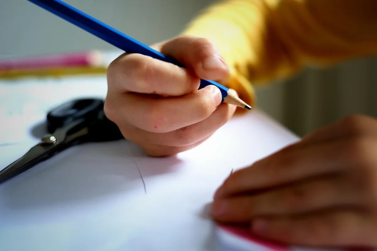 Courriel ouvert sur un écran avec brouillon et notes, illustrant les erreurs fréquentes