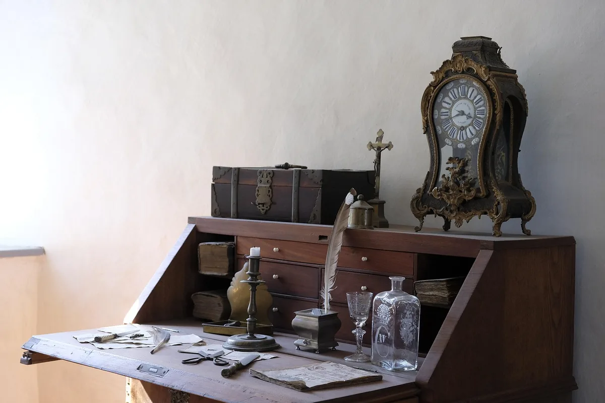 Main tenant un prospectus d'investissement sur un bureau lumineux