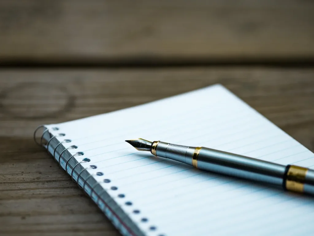 Bureau en journée avec ordinateur, notes et mains pointant l'écran montrant des graphiques flous