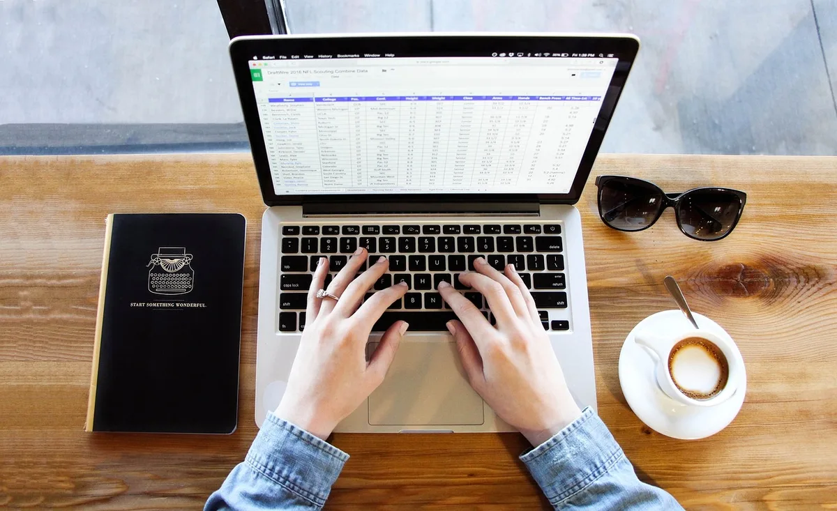 Tableau de métriques financières sur un écran d'ordinateur portable dans un bureau en journée