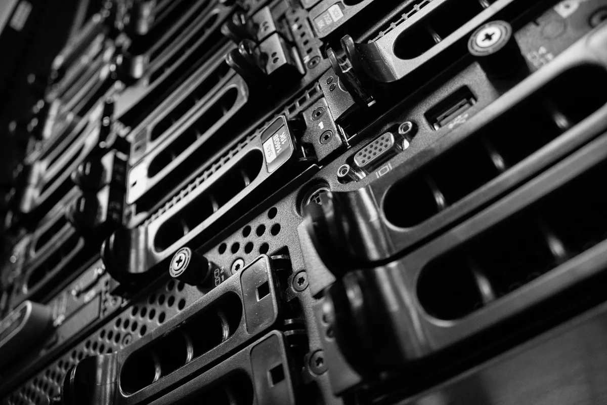Rangs de serveurs dans un data center illustrant l'importance des GPU pour l'IA