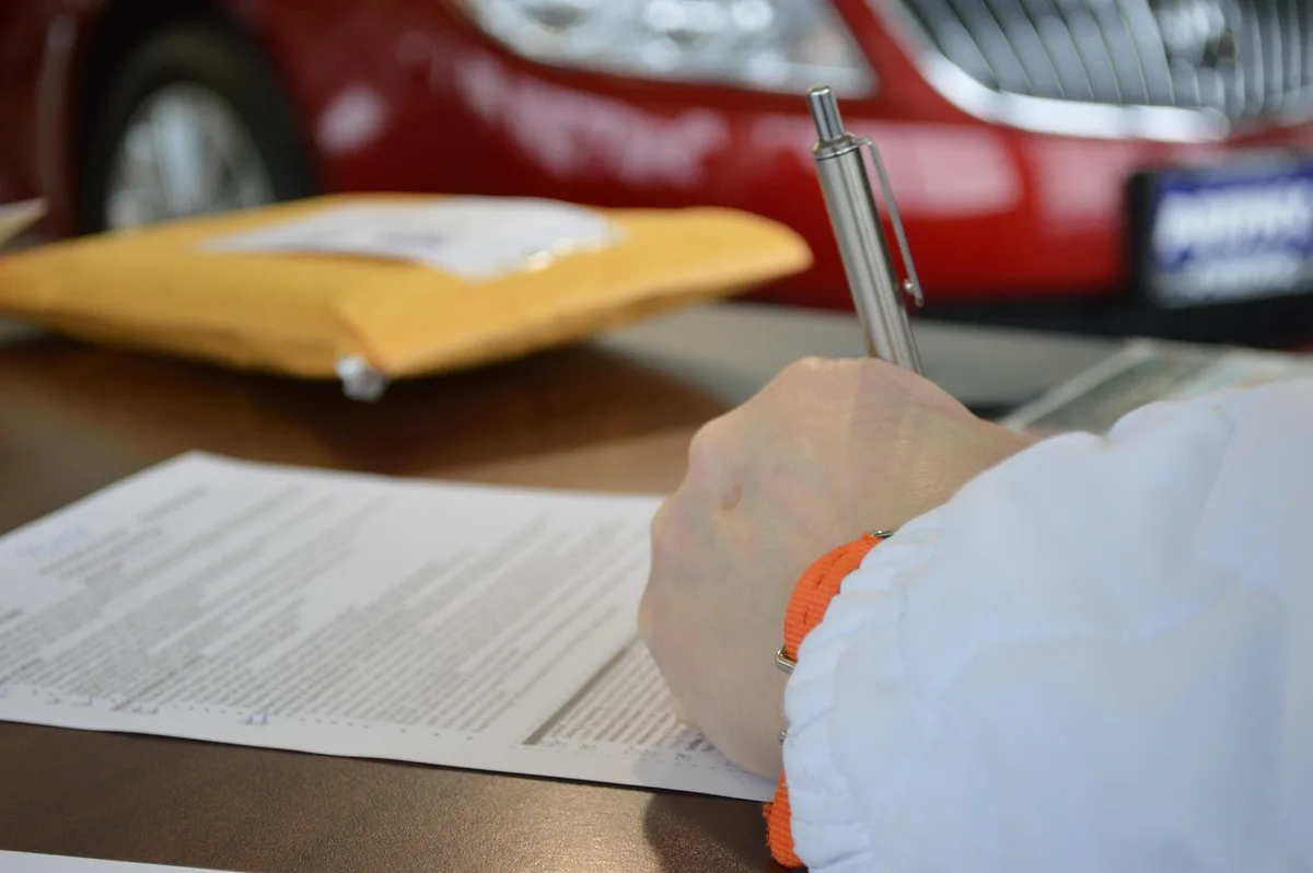 Contrat de bail posé sur une table dans un logement en journée