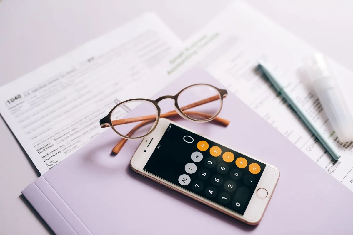 Documents fiscaux et calculatrice sur un bureau lumineux