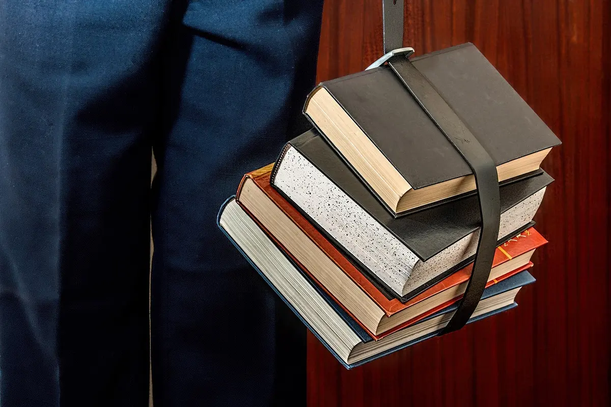 Table de réunion au lycée avec documents d'association et mains d'élèves