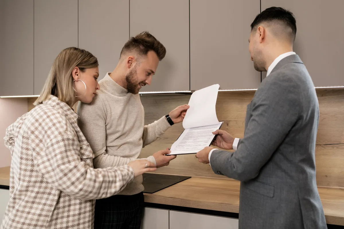 Expert immobilier examinant des documents d'estimation de valeur vénale