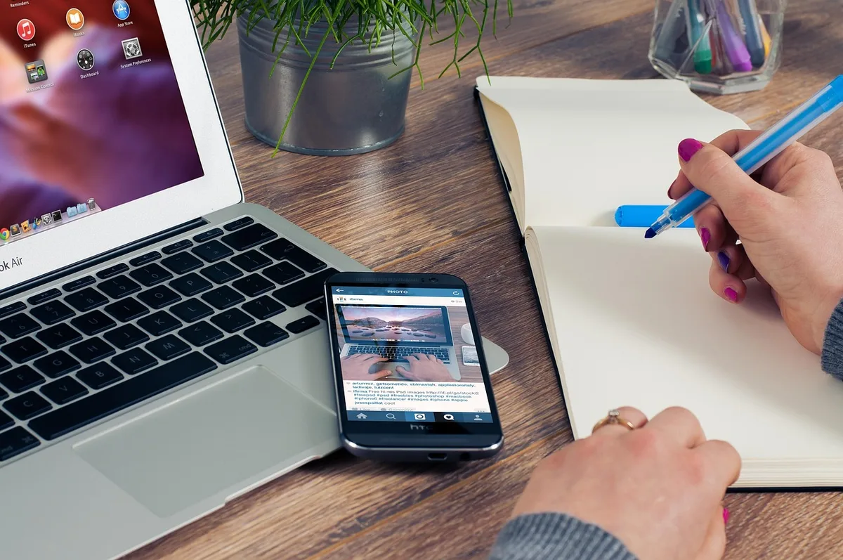 Écran d'ordinateur montrant un formulaire en ligne pour formalités d'entreprise
