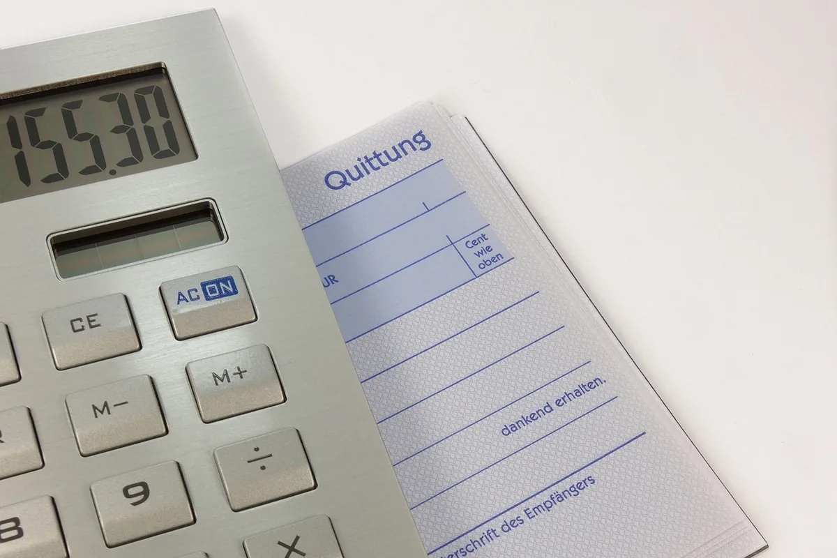 Documents fiscaux et calculatrice sur un bureau, illustrant obligations fiscales