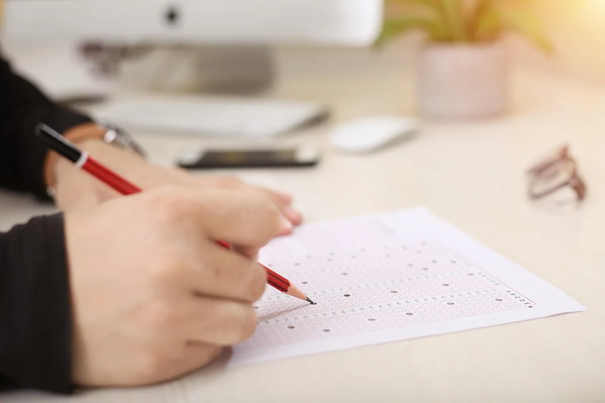 Main avec calculatrice et documents d'évaluation des risques financiers