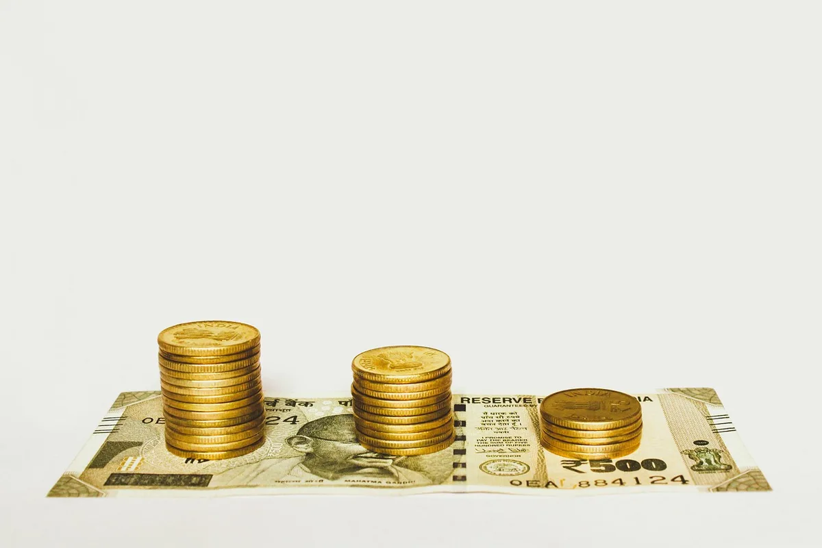 Bulletins de salaire et relevés bancaires posés sur un bureau