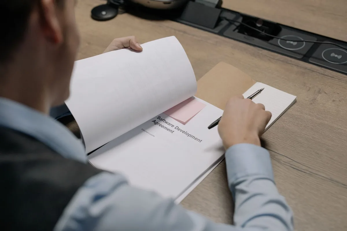Contrat de travail posé sur un bureau avec stylo