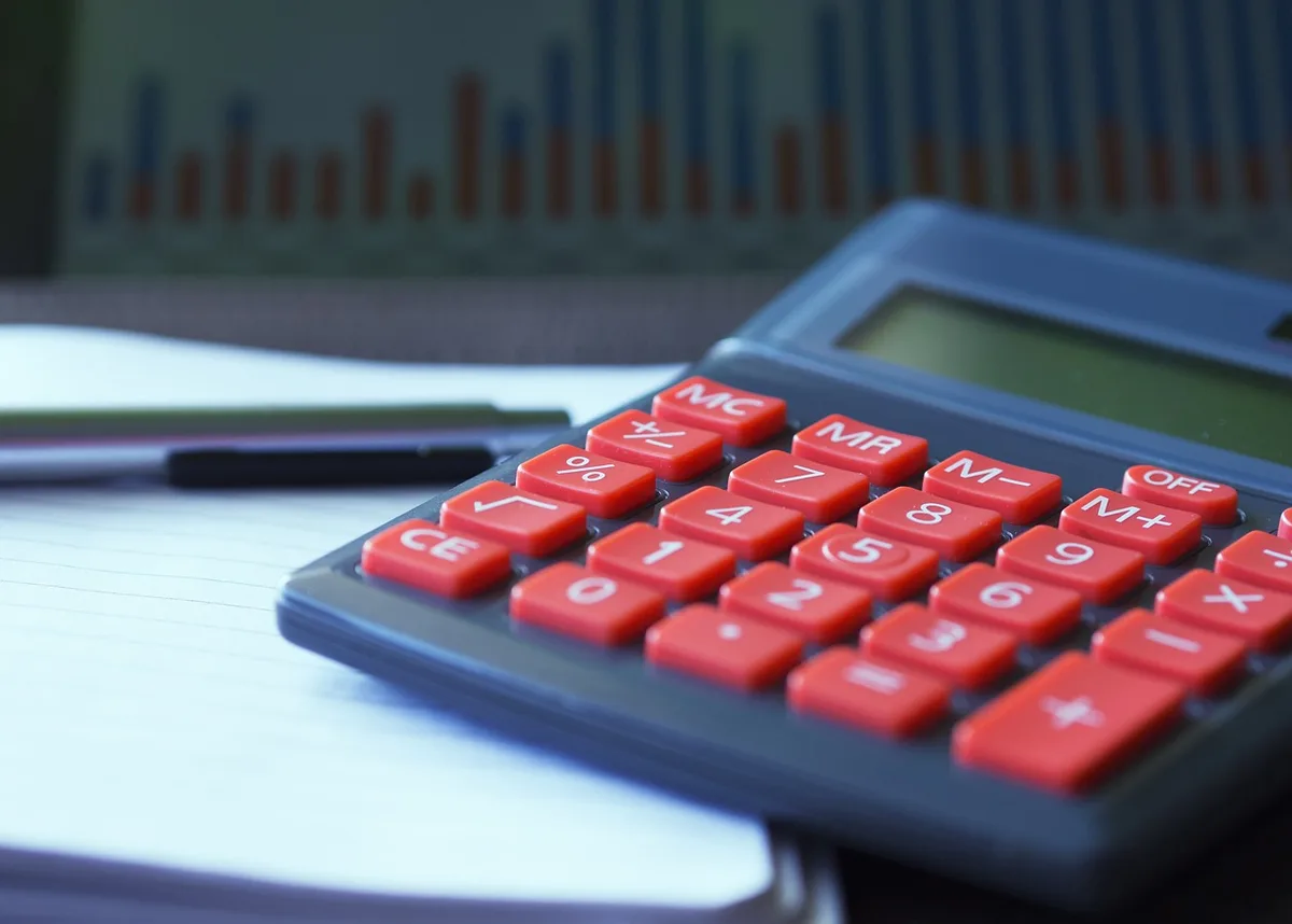 Fiche de paie détaillée et calculatrice montrant lignes de cotisations