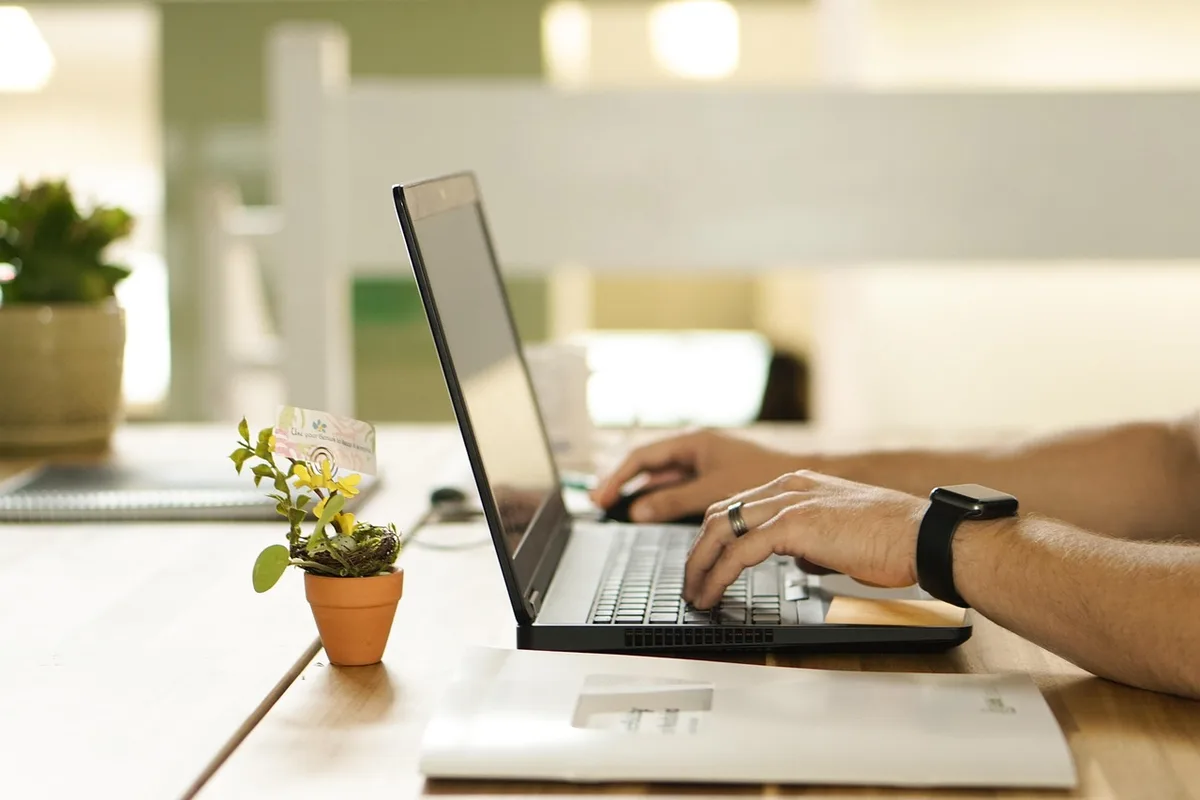 Personne vérifiant un paiement en ligne sur un ordinateur portable avant réservation
