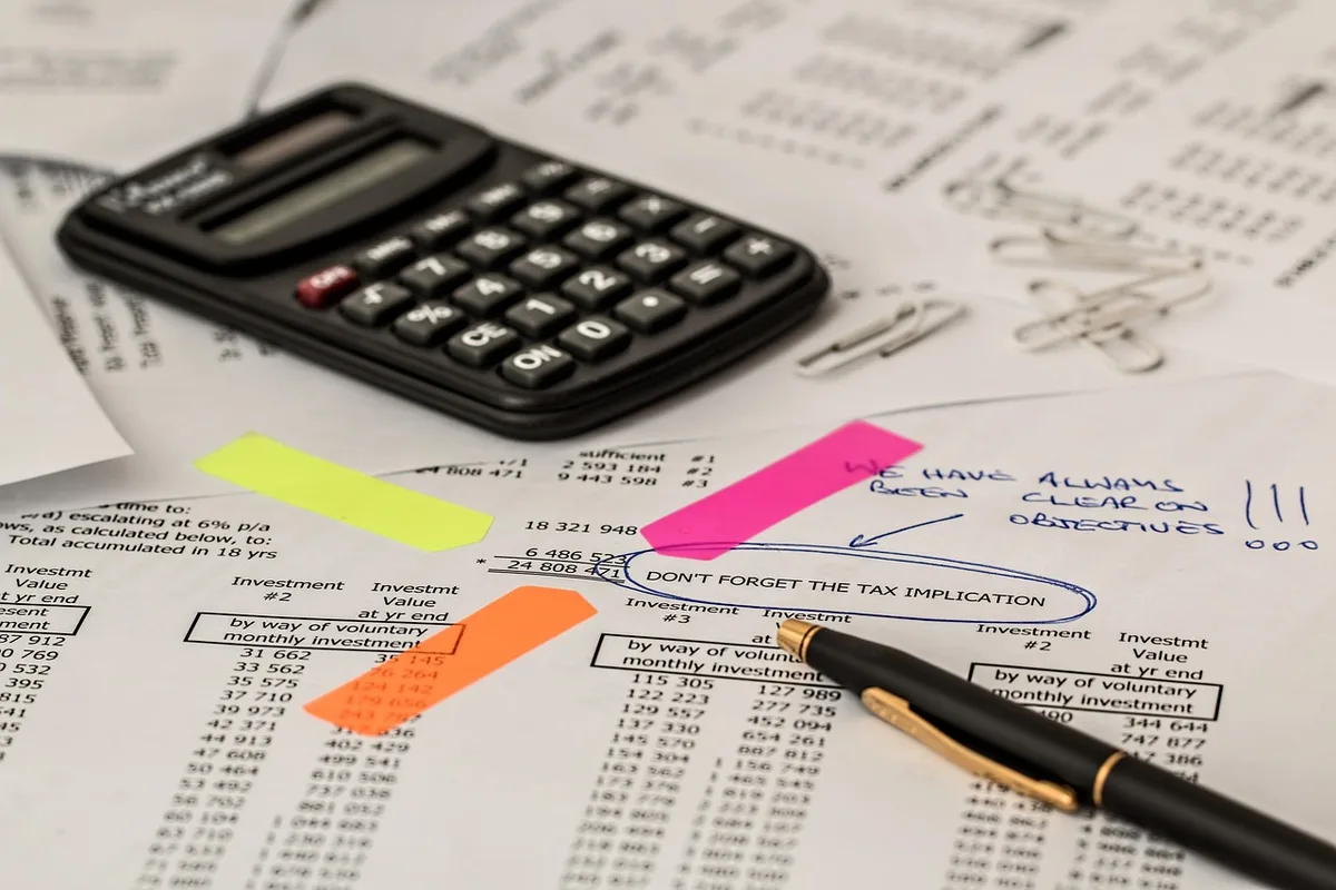 Documents financiers et calculatrice pour l'évaluation des risques de placement