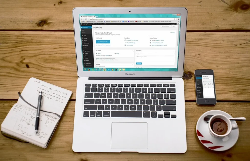 Bureau en plein jour avec tableau de trésorerie, ordinateur portable et mains travaillant